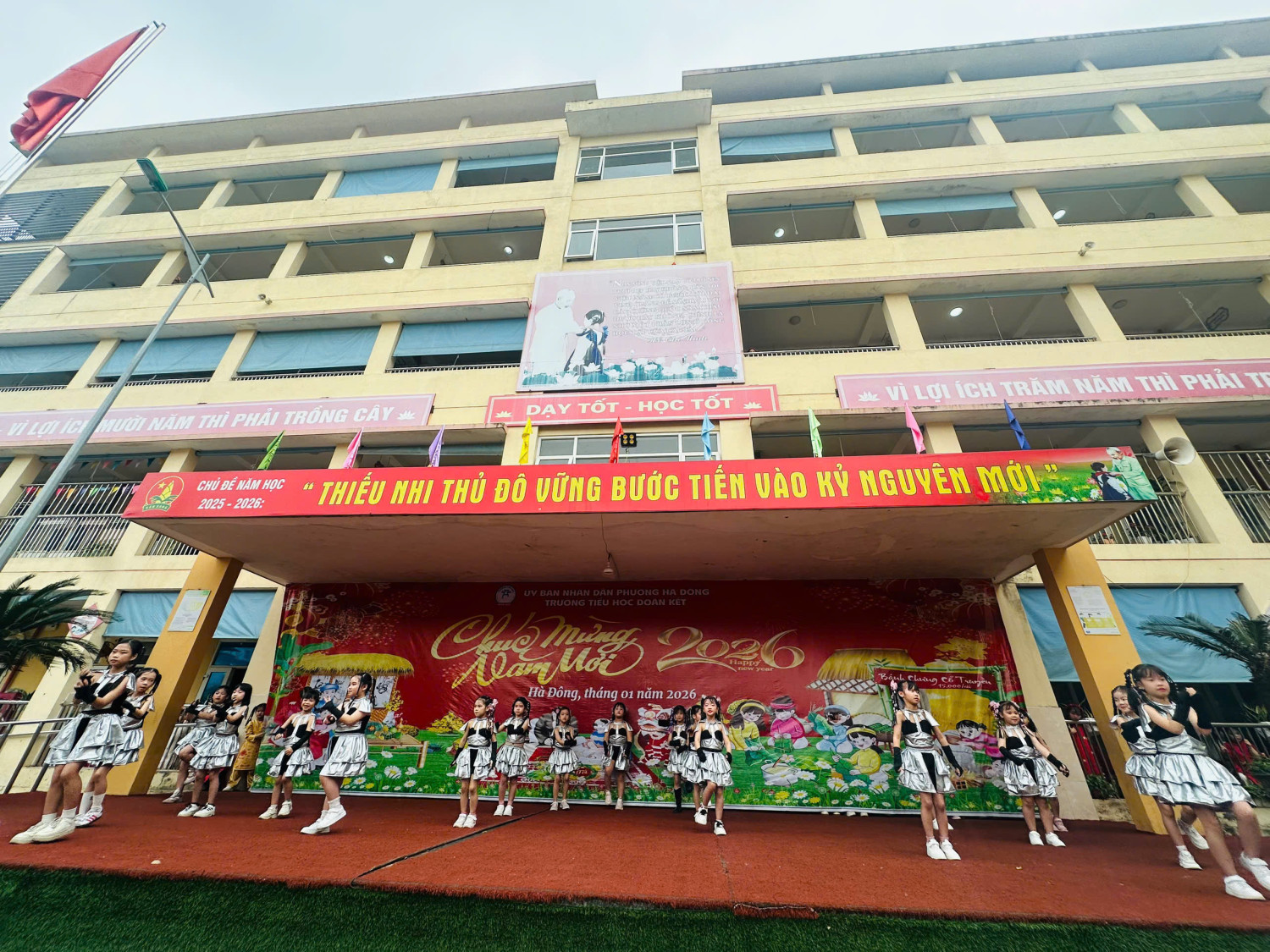 TRƯỜNG TIỂU HỌC ĐOÀN KẾT TỔ CHỨC CHƯƠNG TRÌNH HOẠT ĐỘNG TRẢI NGHIỆM KỶ NIỆM NGÀY QUỐC TẾ PHỤ NỮ 8/3 VÀ HƯỞNG ỨNG TUẦN LỄ ÁO DÀI.